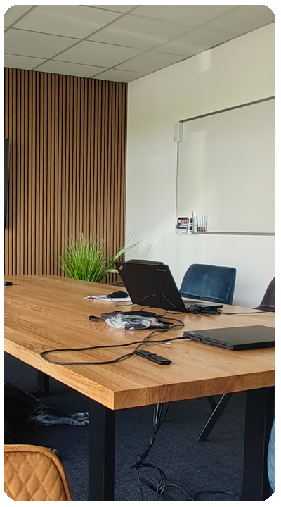 Moderner Besprechungstisch im The Service Loft Osnabrück